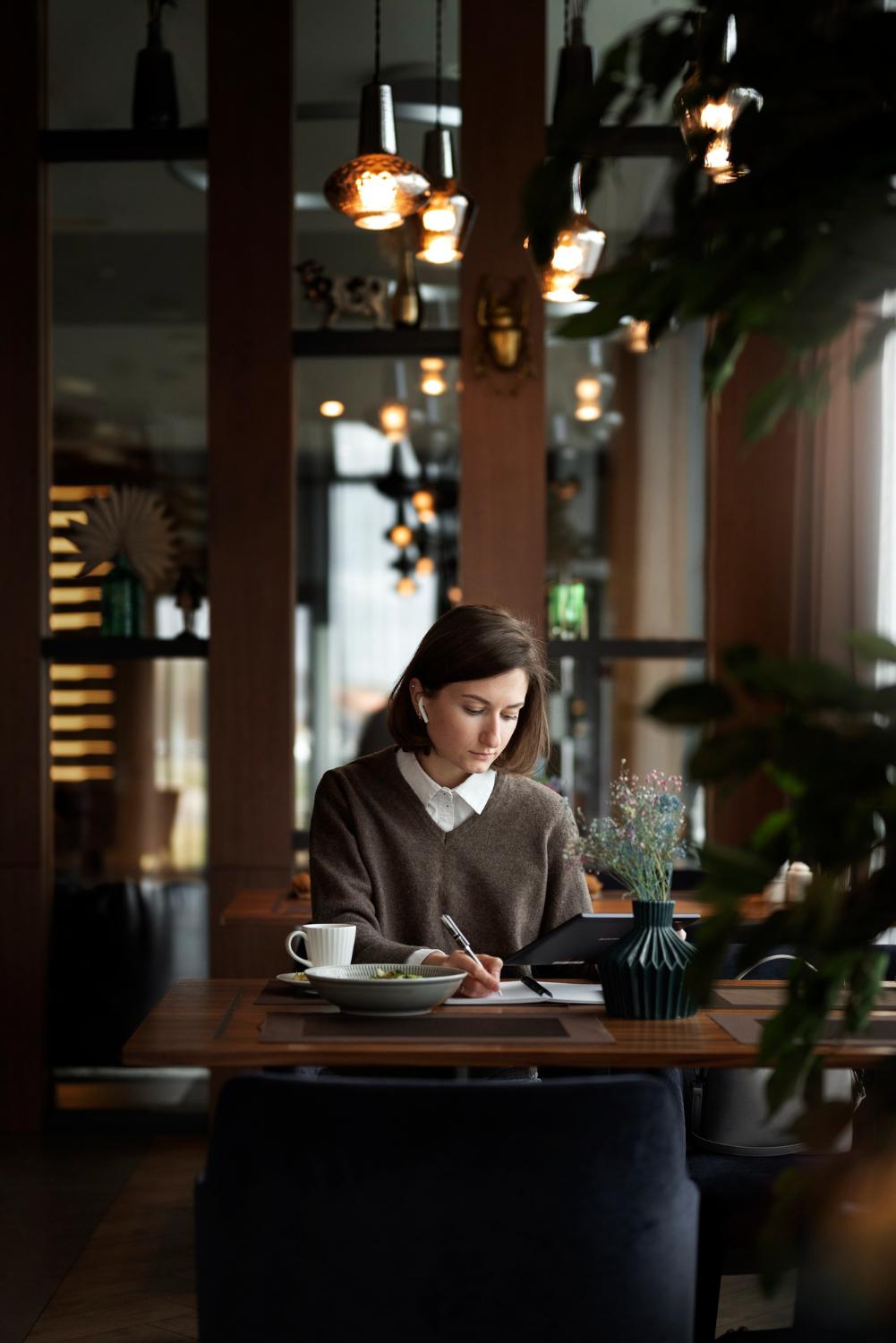 مدل کسب و کارِ فضای کار اشتراکیِ «کافه‌کار Work Café»
